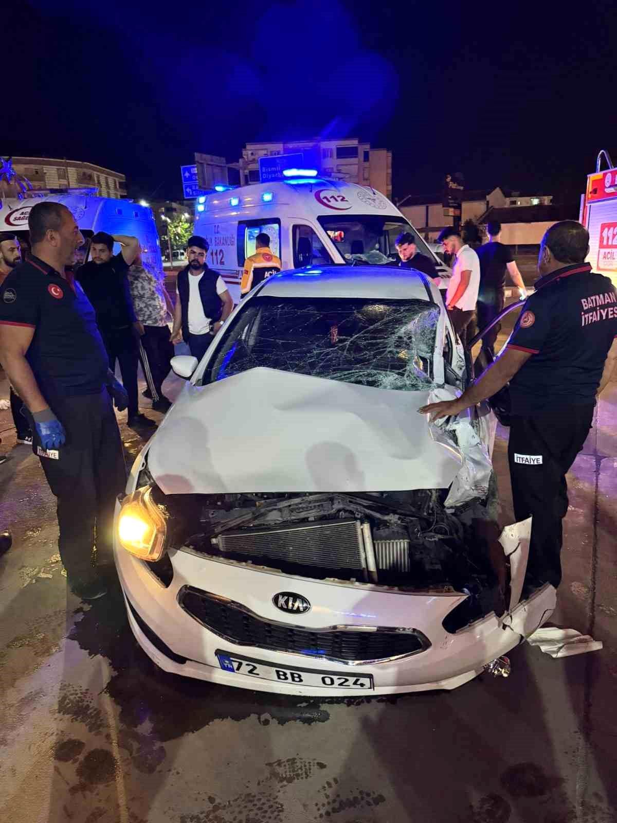 Batman'da Otomobil ile Tırın Çarpışması: 3 Yaralı
