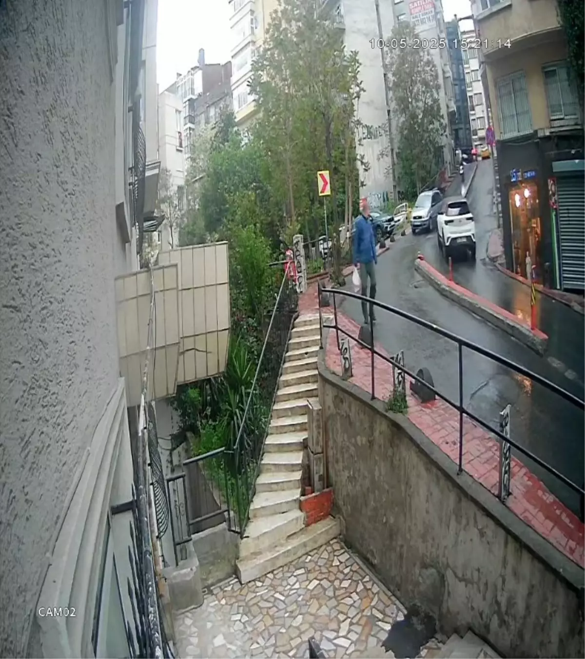 Beyoğlu'nda Yağmur Nedeniyle Takla Atan Araç Aşırı Hız ve Kaygan Zemin Sonucu Kaza Yaptı
