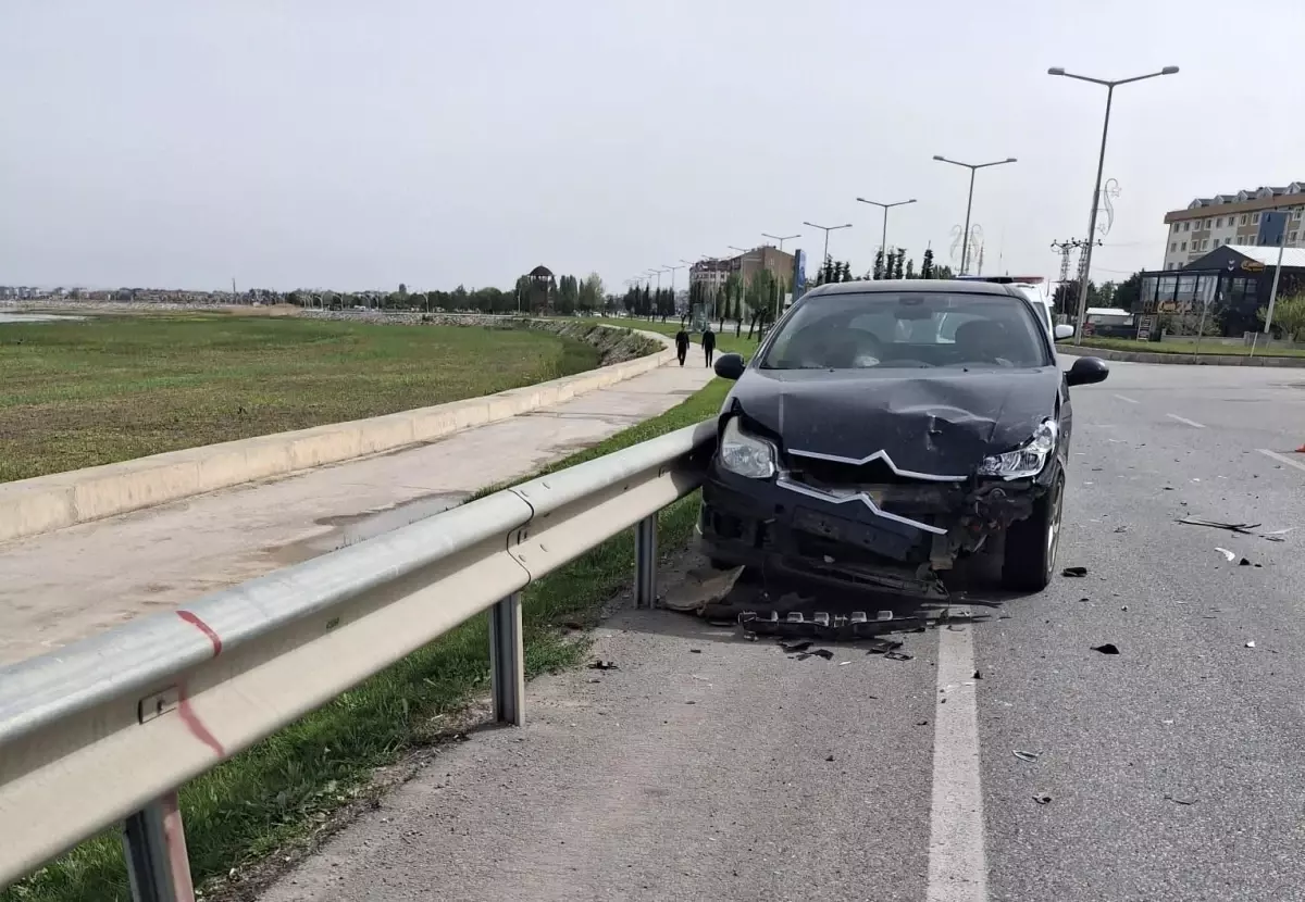 Beyşehir'de Kavşakta Otomobil Çarpışması: 2 Yaralı