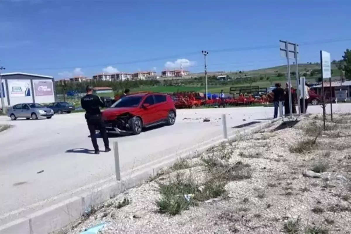 Burdur'da motosiklet otomobille çarpıştı! 22 yaşındaki genç hayatını kaybetti