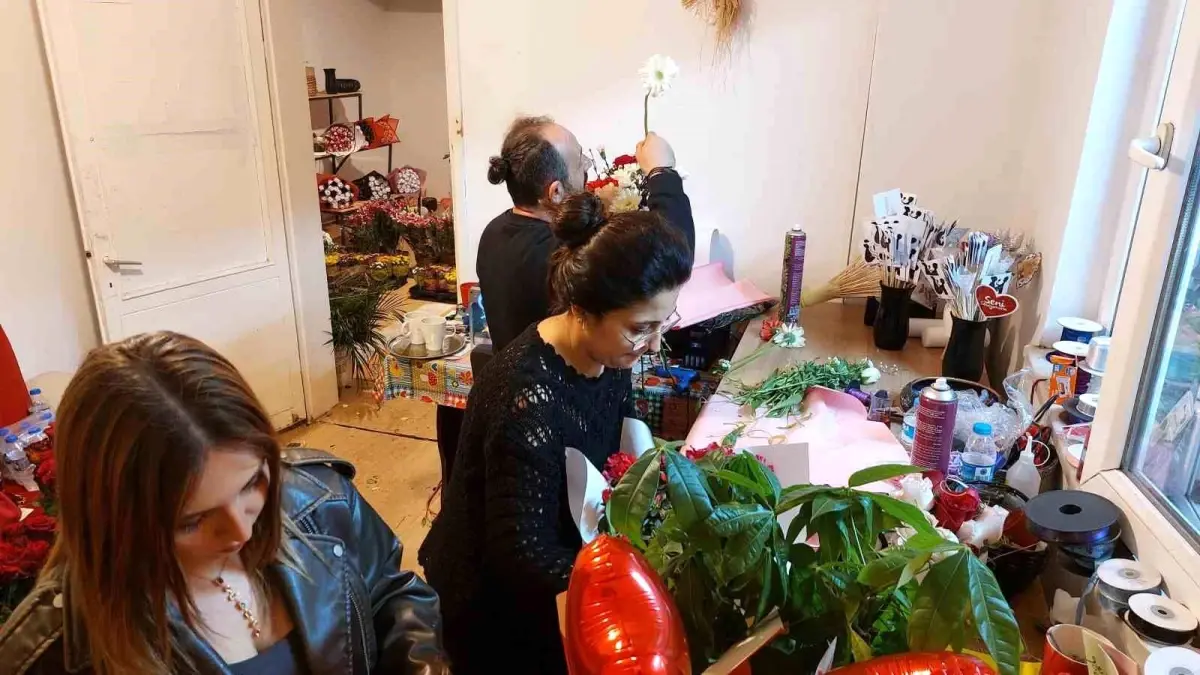 Samsun'da Çiçekçiler Anneler Günü İçin Gece Mesaisi Yaptı