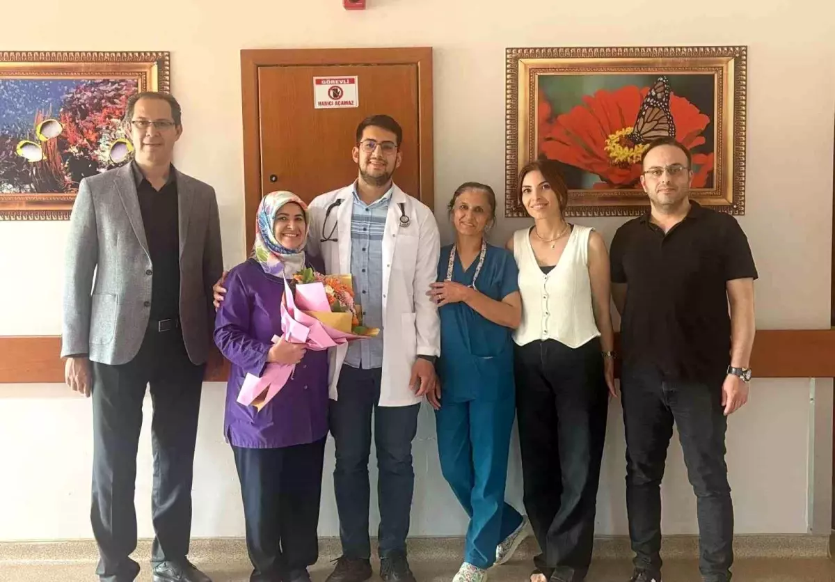 Doktor Oğuldan Hemşire Anneye Duygusal Anneler Günü Sürprizi