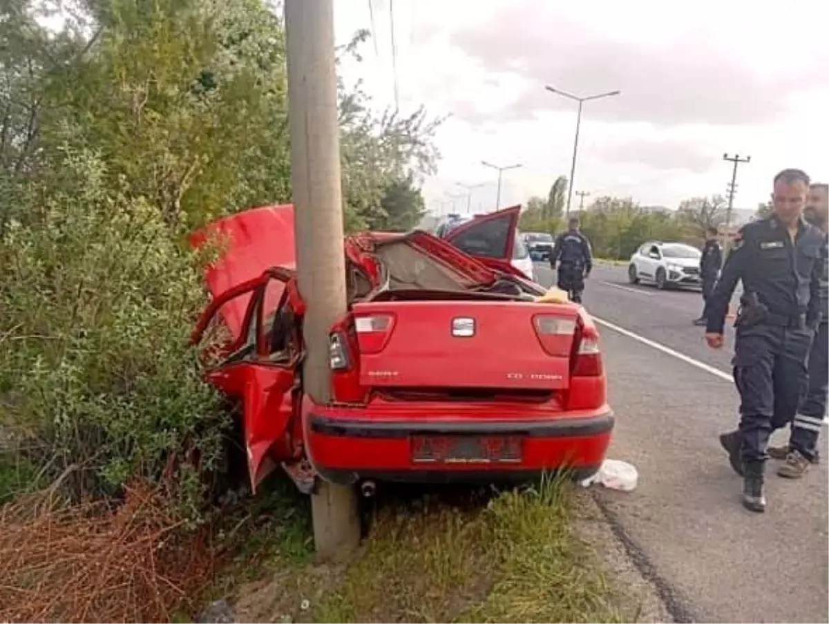 Elazığ'da Elektrik Direğine Çarpan Otomobilde 2 Yaralı