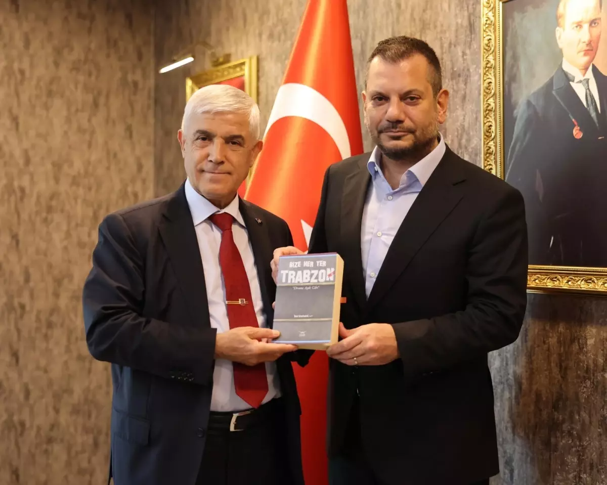 Emekli Orgeneral Arif Çetin, Trabzonspor Başkanı'na Kitap Hediye Etti