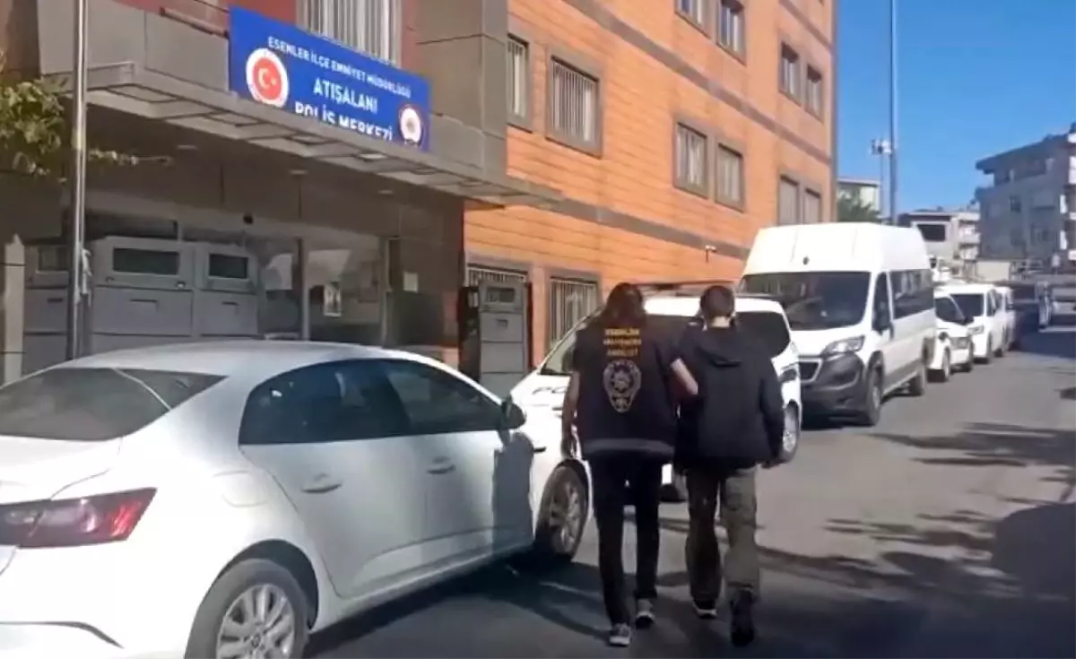 İstanbul'da Elinde Satırla Dolaşan Çocuk Yakalandı