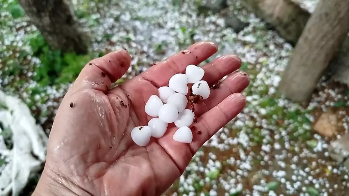 Çorum'da Dolu Yağışı Otomobili Elektrik Direğine Çarptırdı