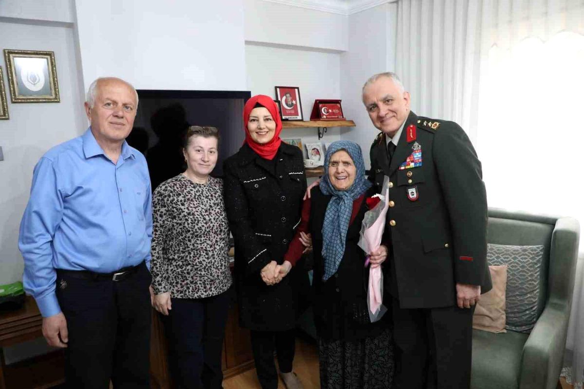 Garnizon Komutanı Ala'dan şehit annesine anlamı ziyaret