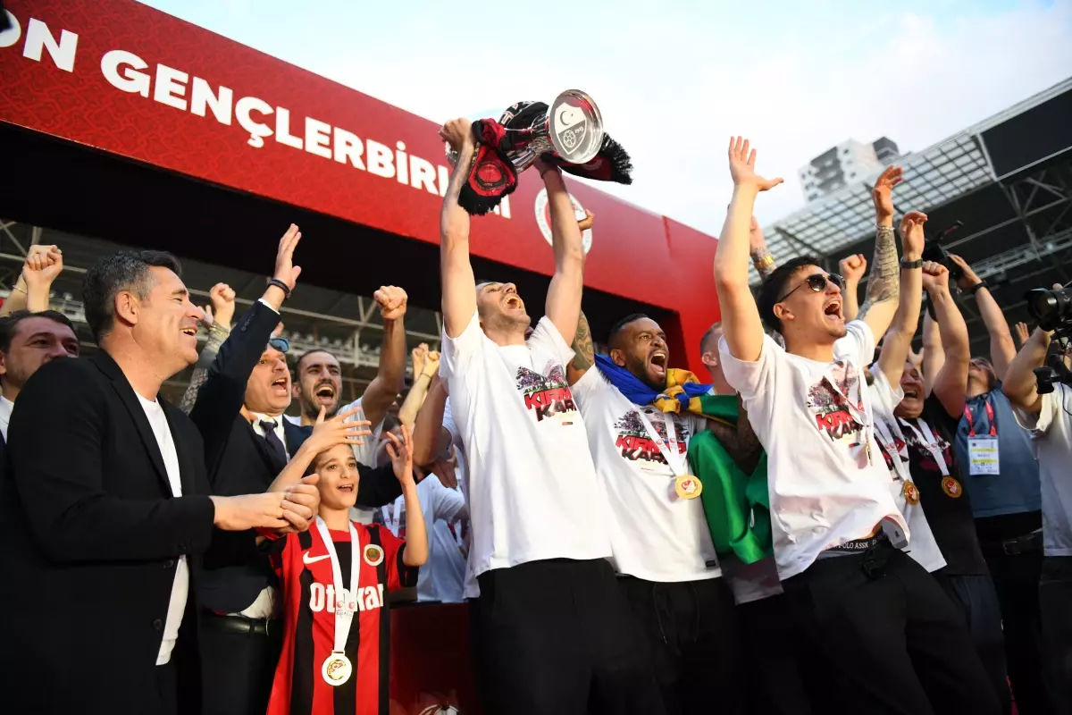 Gençlerbirliği, Süper Lig'e Yükselişini Taraftarlarıyla Kutladı