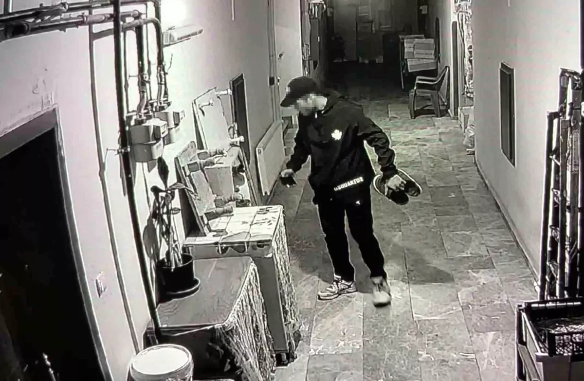 Aksaray'da Hırsız, Ayakkabıları Mağazadan Seçer Gibi Çaldı
