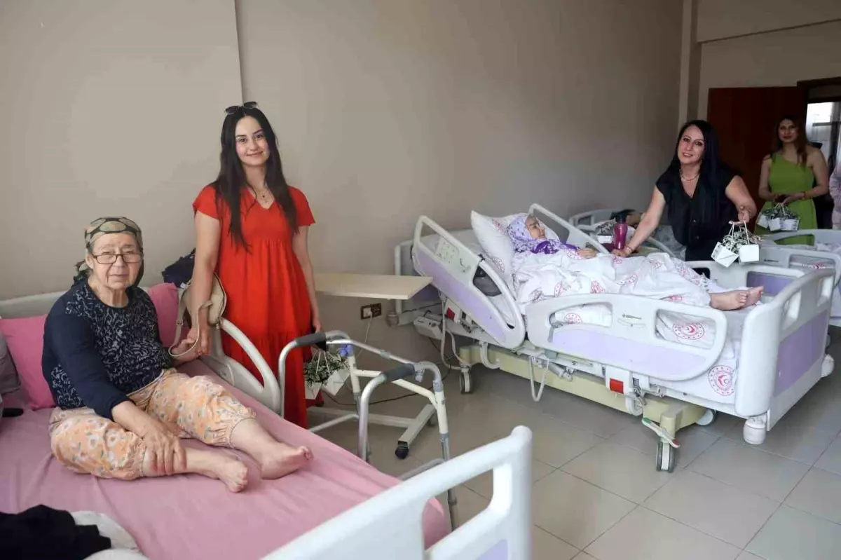 Hatay'da Anneler Günü Kutlaması: Huzurevi Ziyareti ve Hediye Dağıtımı