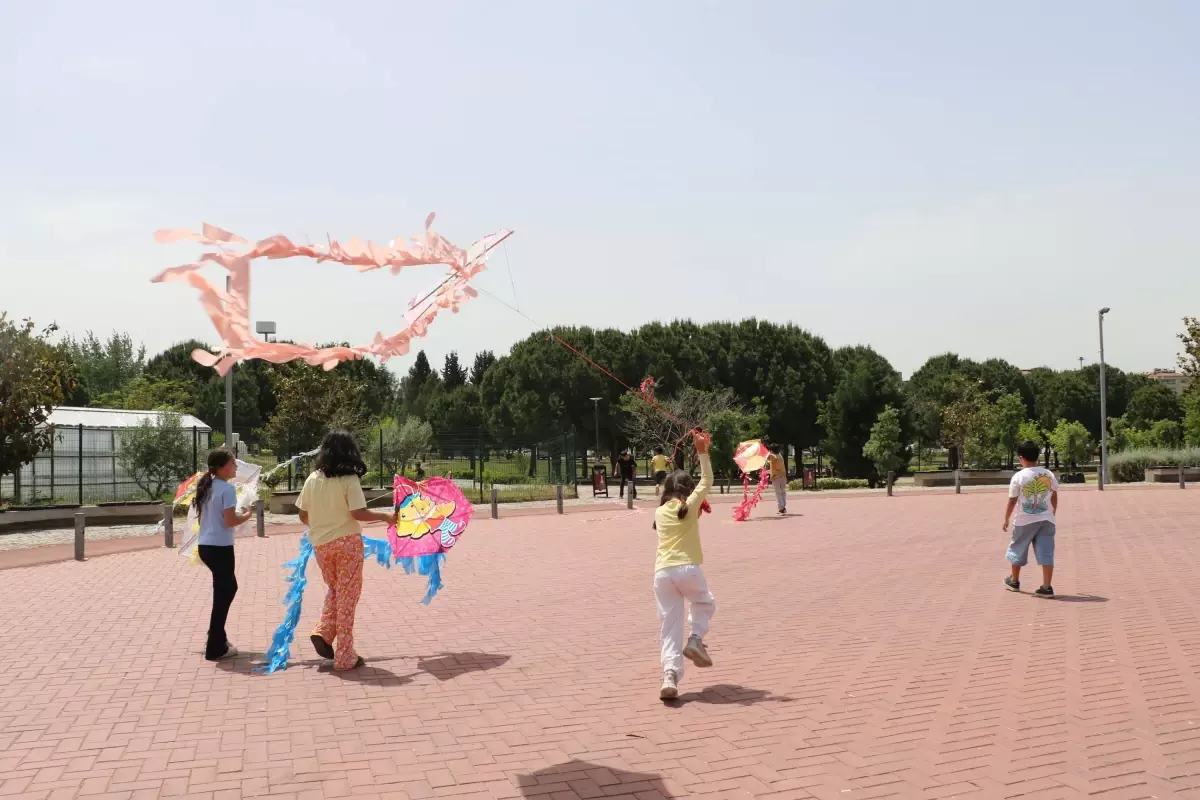 İzmir'de İşitme Engelli Öğrencilerle Uçurtma Şenliği