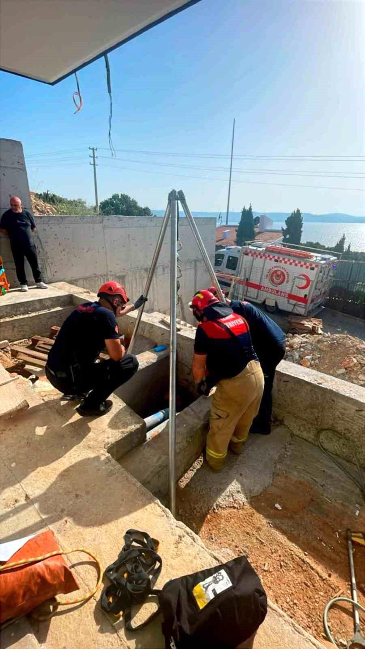 Çeşme'de İnşaat Alanındaki Kuyuya Düşen Kadın Kurtarıldı