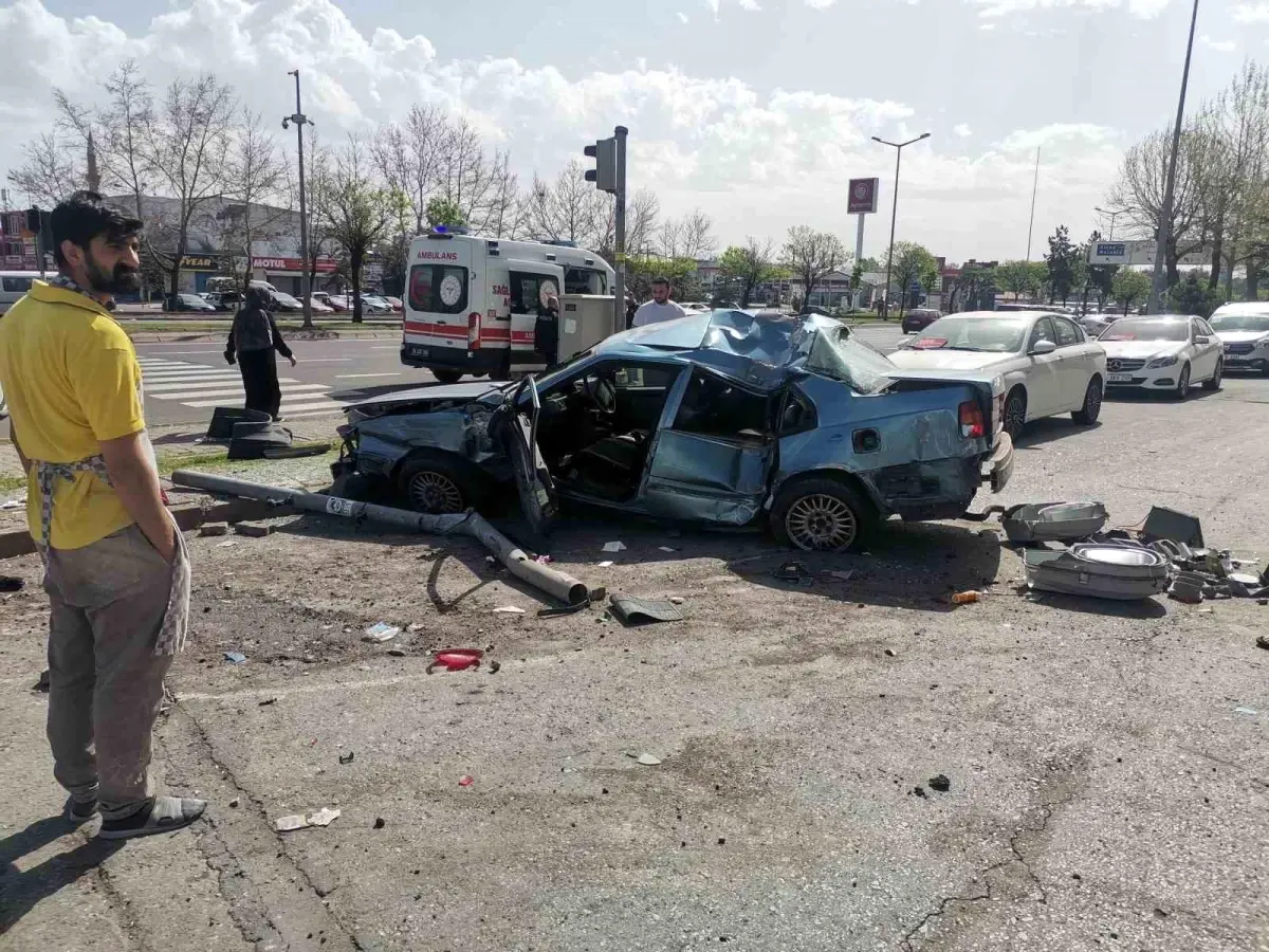 Kayseri'de Otomobil ile Kamyonet Çarpıştı: 1 Yaralı