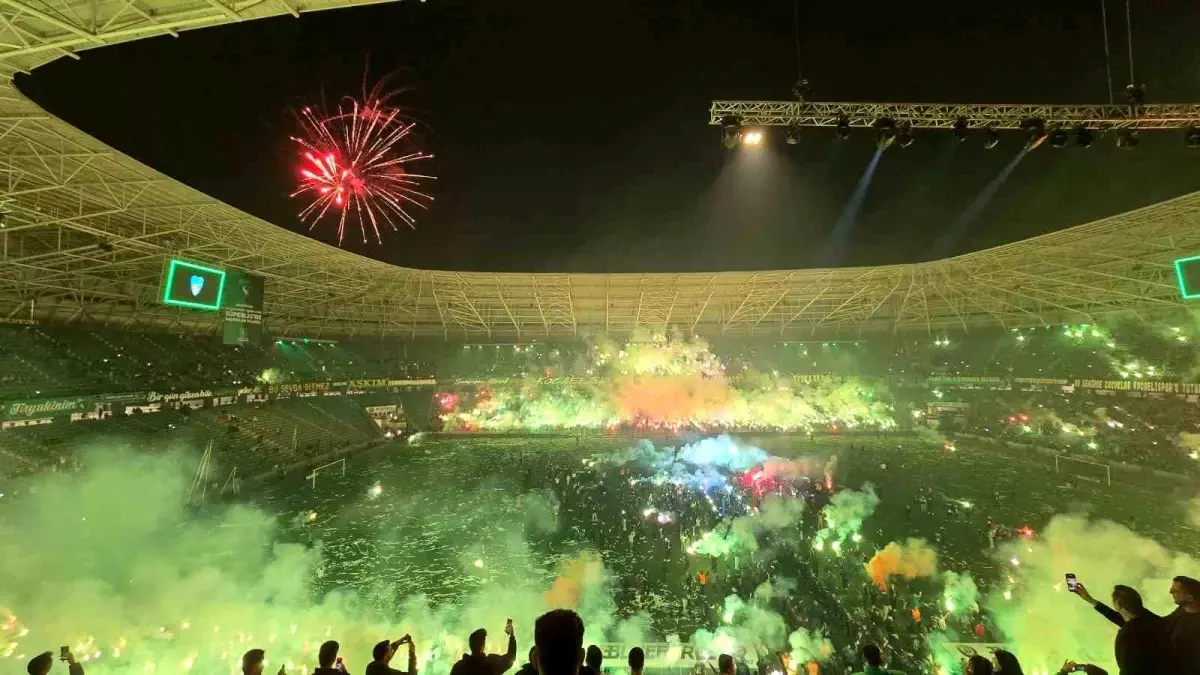 Kocaelispor Süper Lig'e Yükseldi: Şampiyonluk Kutlamaları Coşkuyla Gerçekleşti