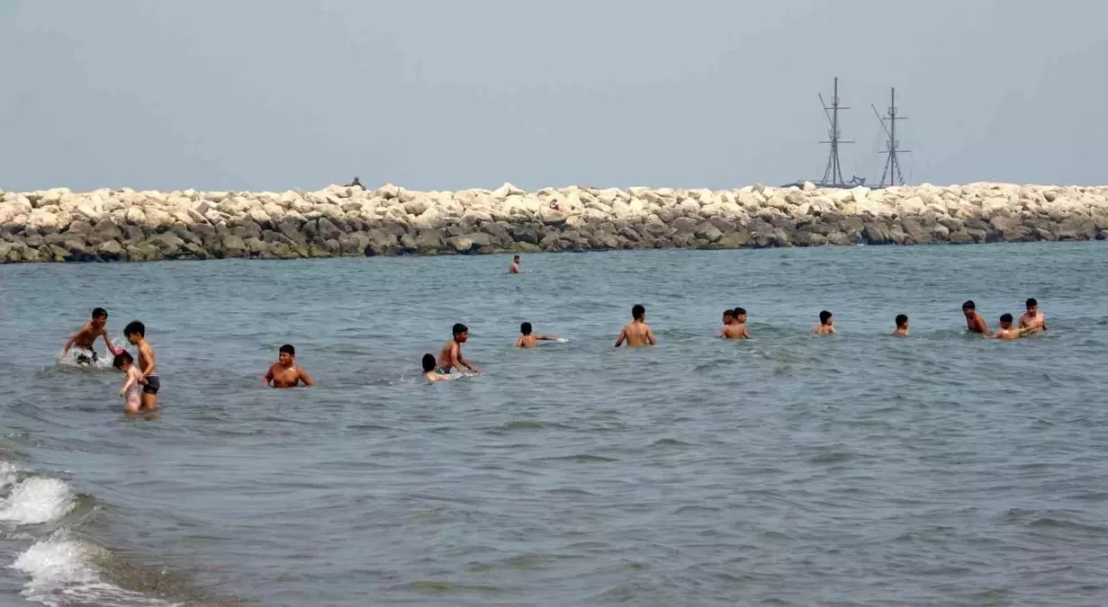 Mersin Sıcak Havalarda Vatandaşlarla Dolu