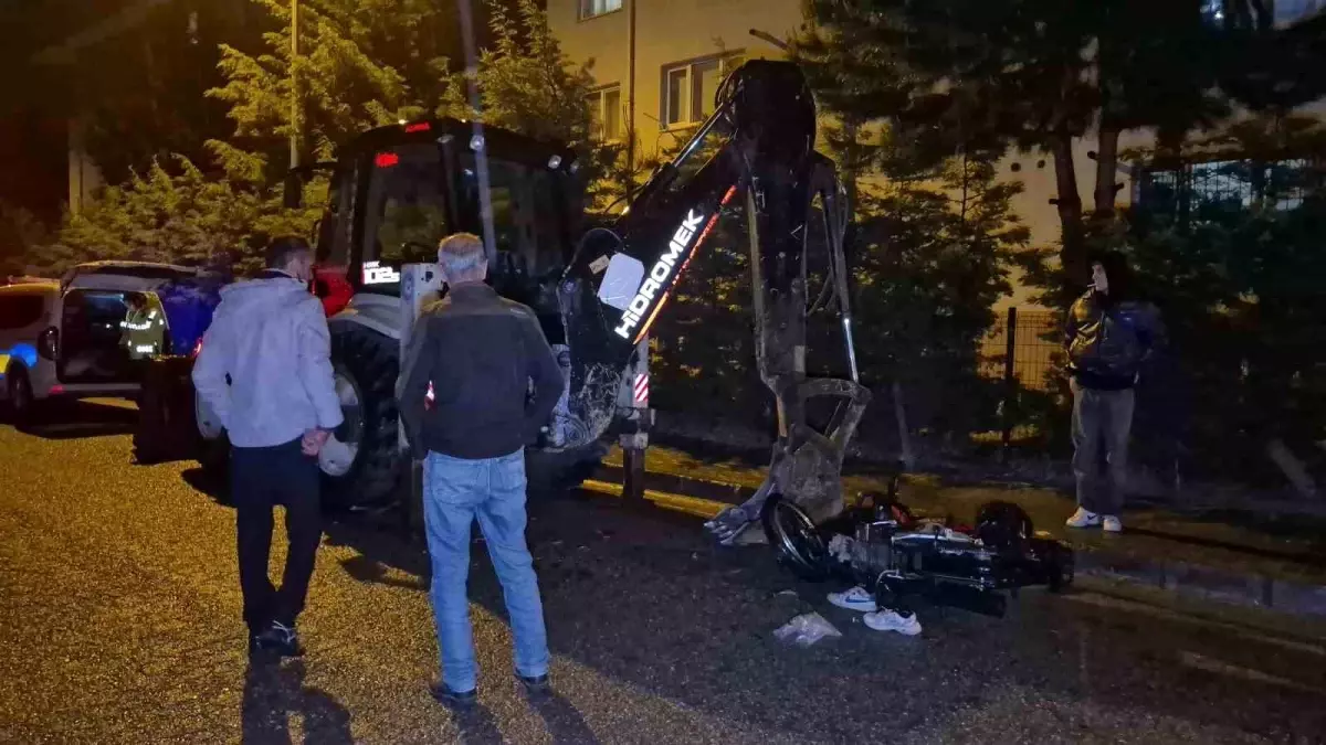 Düzce'de Motosiklet İş Makinesine Çarptı: 2 Yaralı