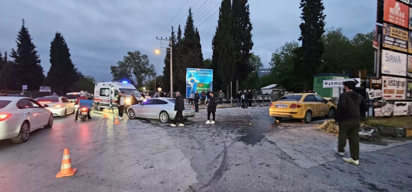 Sapanca'da Taksi ile Otomobil Çarpıştı: 6 Yaralı