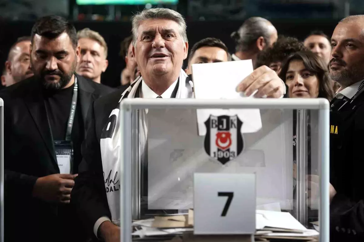 Beşiktaş Genel Kurulu'nda Serdal Adalı Oyunu Kullandı