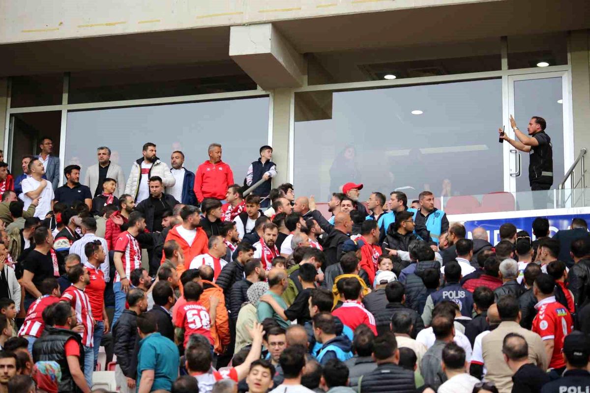 Sivasspor Taraftarları Yönetimi İstifaya Davet Etti