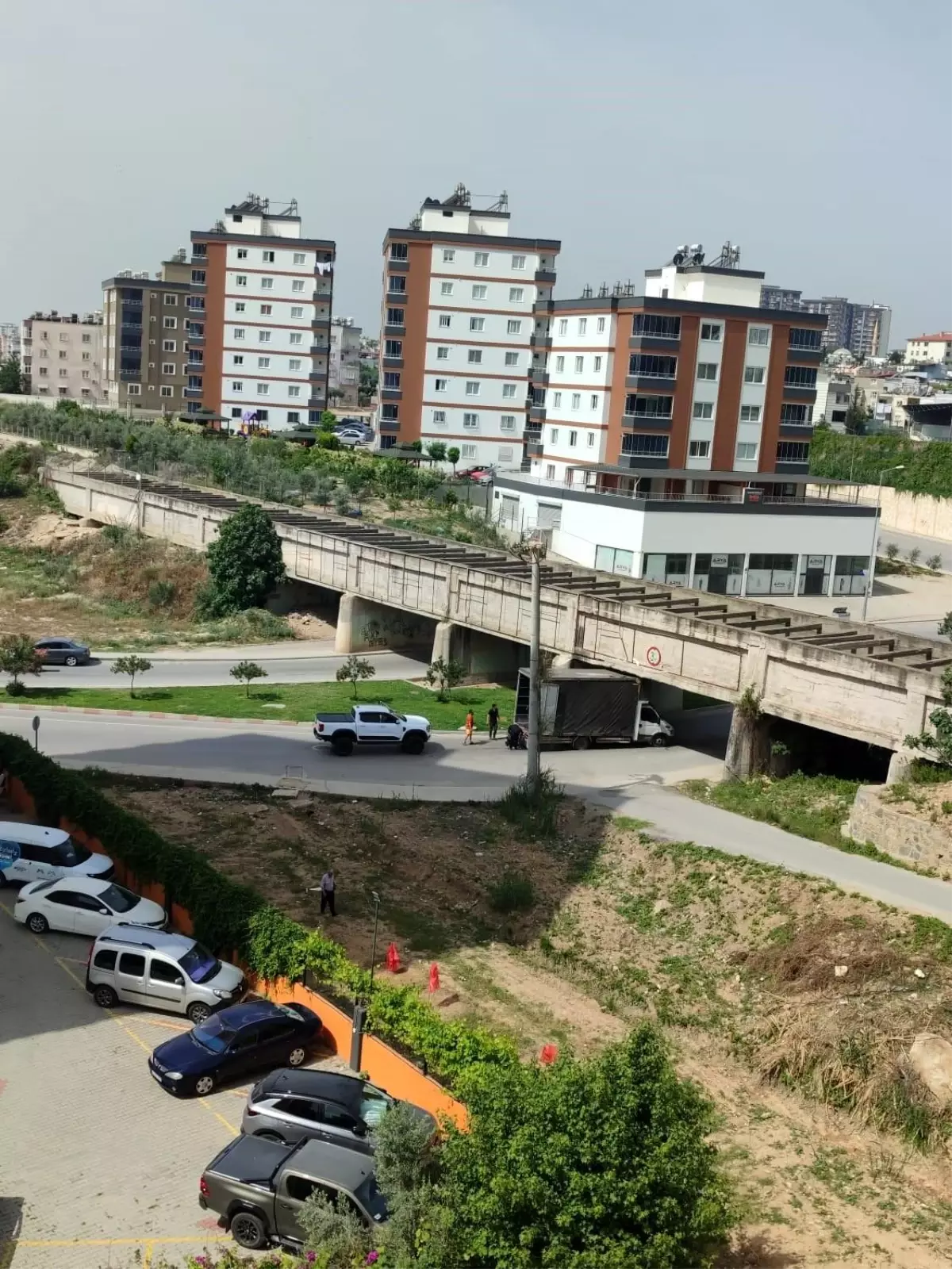 Mersin'de Kamyonet Sulama Kanalı Köprüsünde Sıkıştı