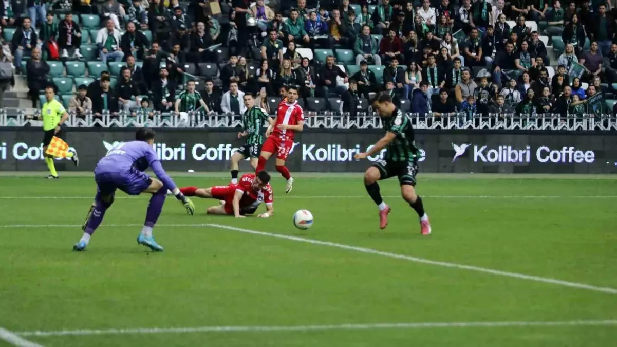 Trendyol 1. Lig: Kocaelispor: 4 Ankara Keçiörengücü: 1 (İlk yarı)