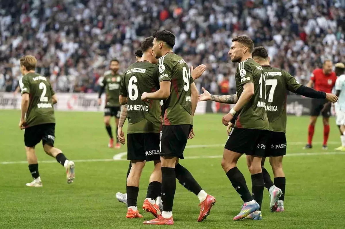 Beşiktaş, Adana Demirspor'u 2-1 Önde Tamamladı
