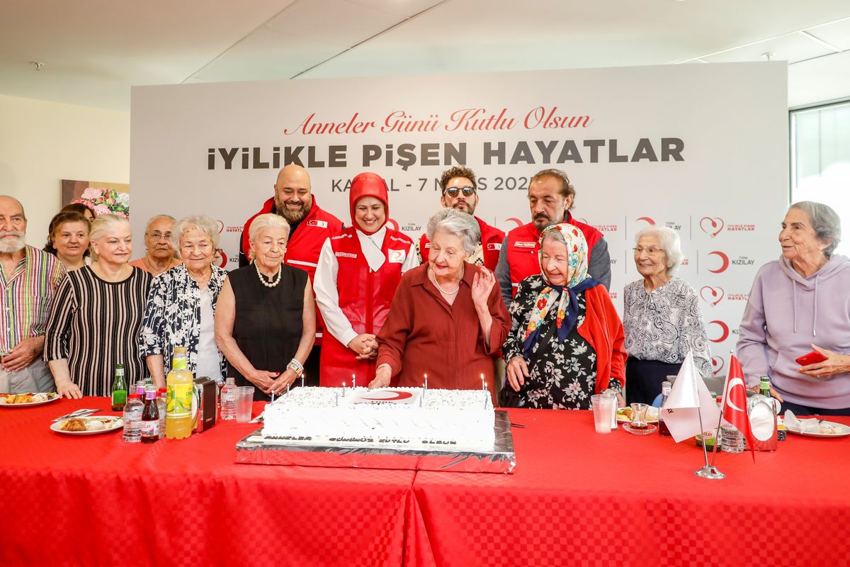 Türk Kızılay Anneler Günü'nü Deprem Bölgesinde Kutladı