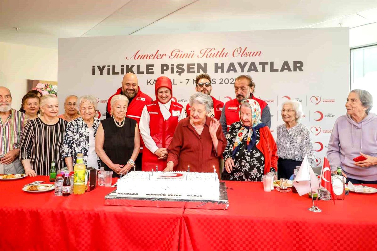 Türk Kızılay, Anneler Günü'nü Deprem Bölgesinde Etkinliklerle Kutladı