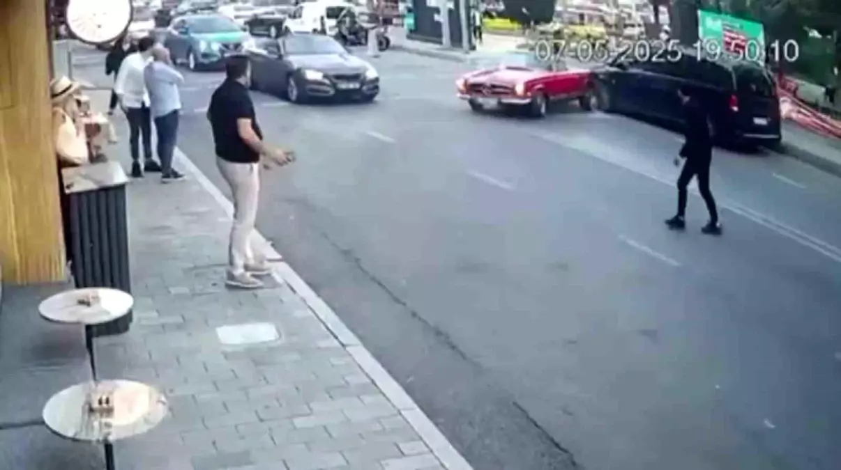 İstanbul'da Vale Kazası: Klasik Araç Park Halindeki Araca Çarptı