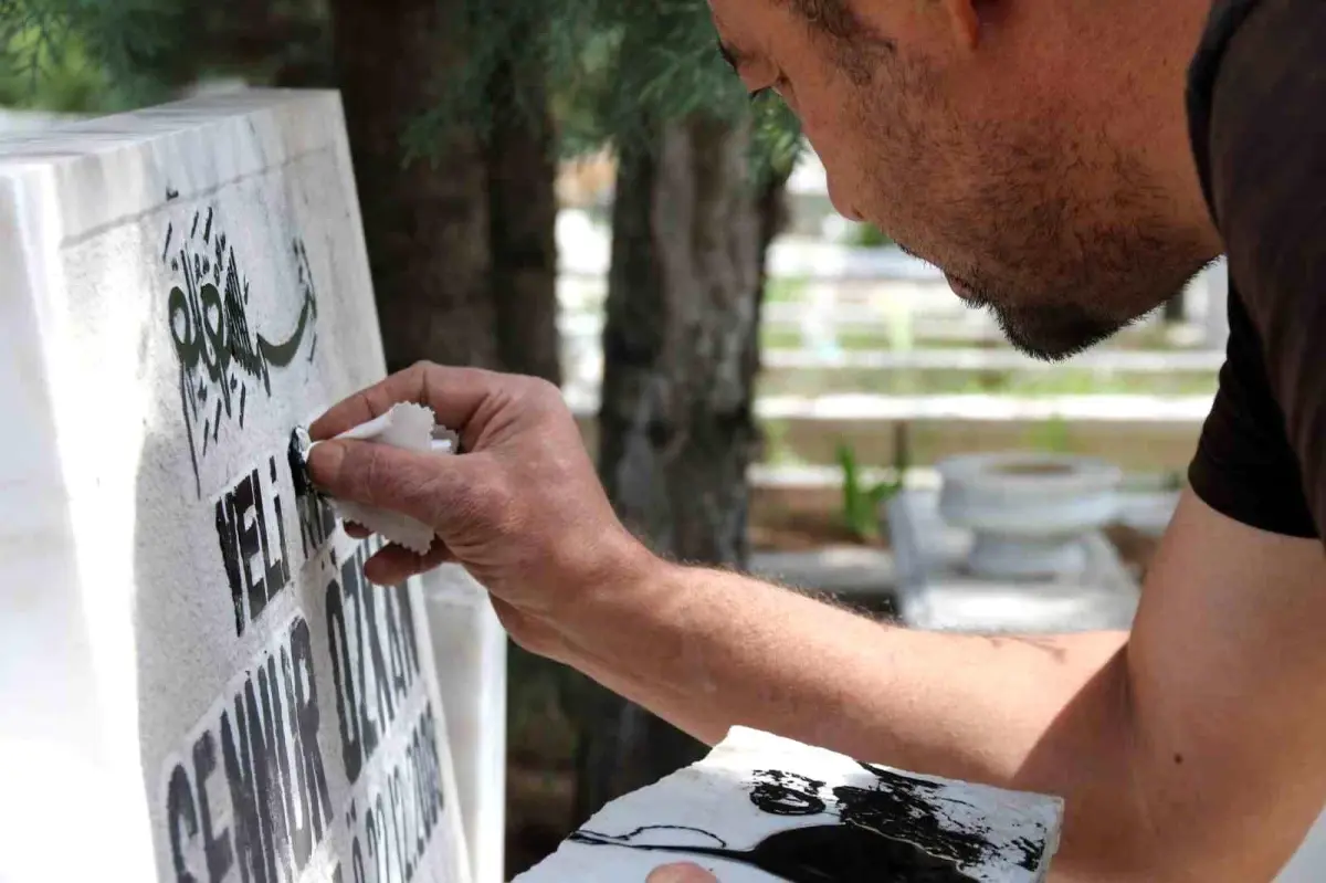 300 mezara gözü gibi bakıyor, Avrupa'dan müşterileri var