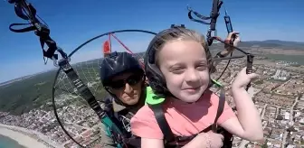 7 yaşındaki Zeynep 200 metre yükseklikte İstiklal Marşı'nı ezbere okudu