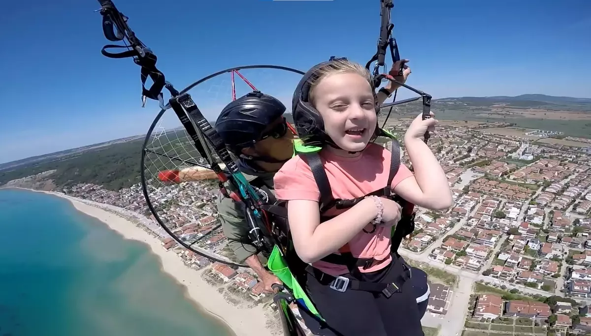 7 Yaşındaki Zeynep Beren, Paramotorla Uçarken İstiklal Marşı'nı Okudu