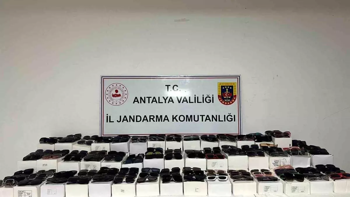 Aksu'da Durdurulan Araçta 1.500 Kaçak Güneş Gözlüğü Ele Geçirildi