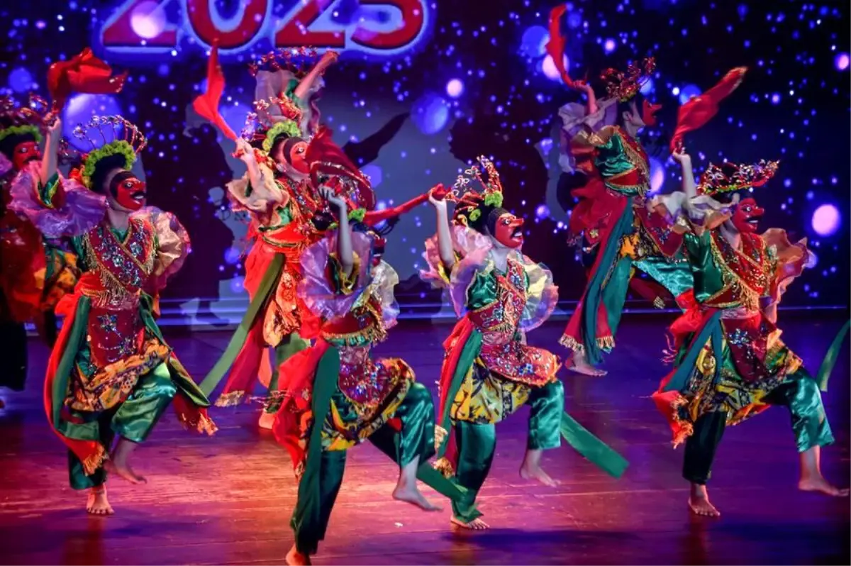 2025 Endonezya Dünya Dans Festivali Cakarta'da Renkli Görüntülerle Başladı