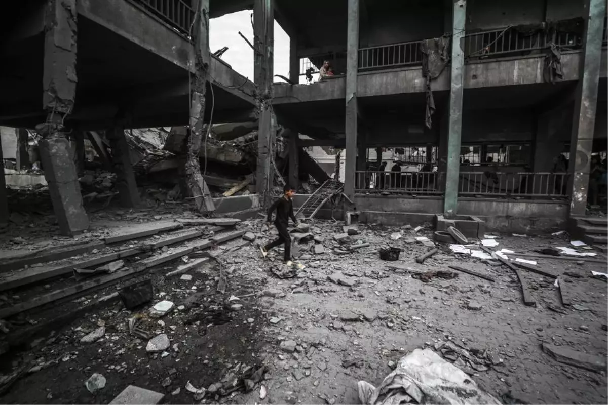 İsrail'in Gazze'deki Hava Saldırısında Okula Zarar Verildi