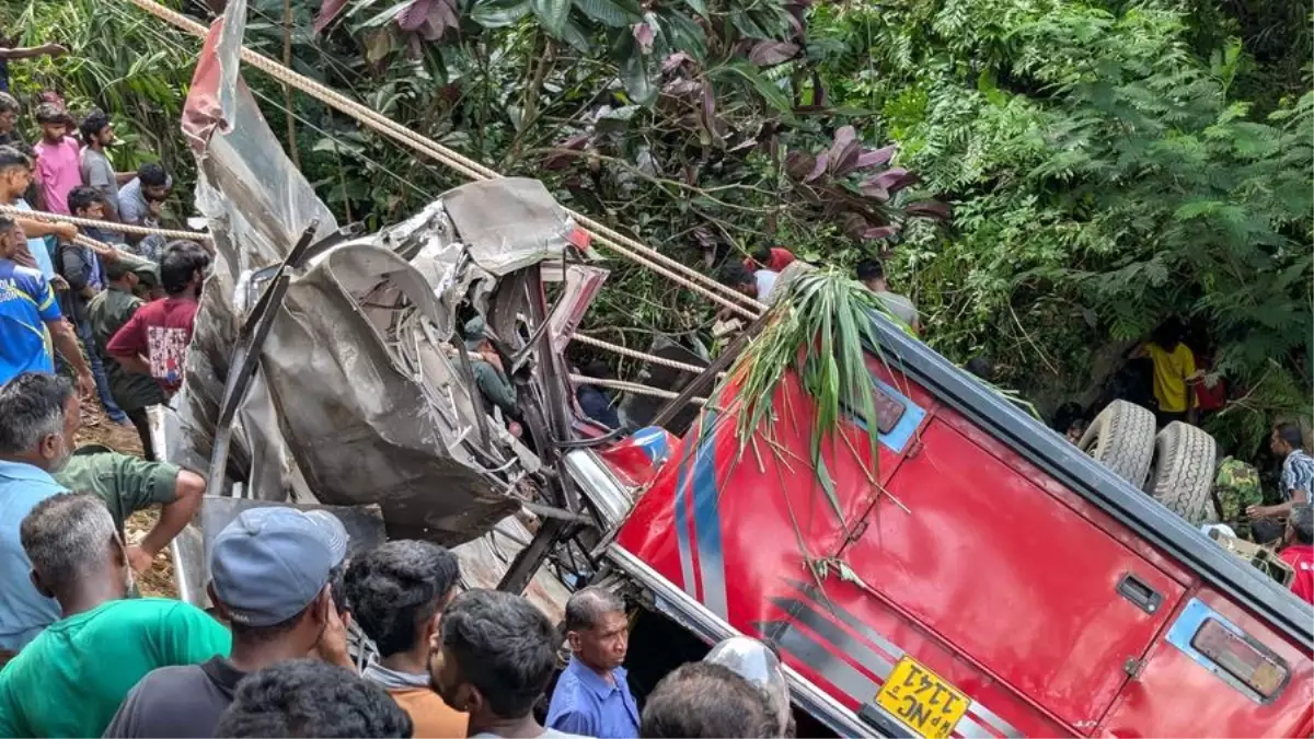 Sri Lanka'da Otobüs Kazasında 20 Kişi Hayatını Kaybetti