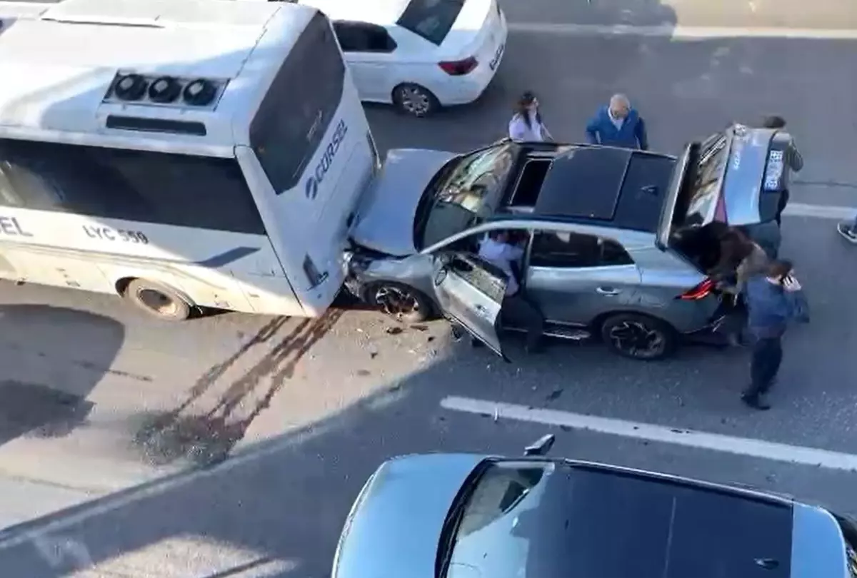 İstanbul'da Araç Otobüse Çarptı, Sürücü Sıkıştı