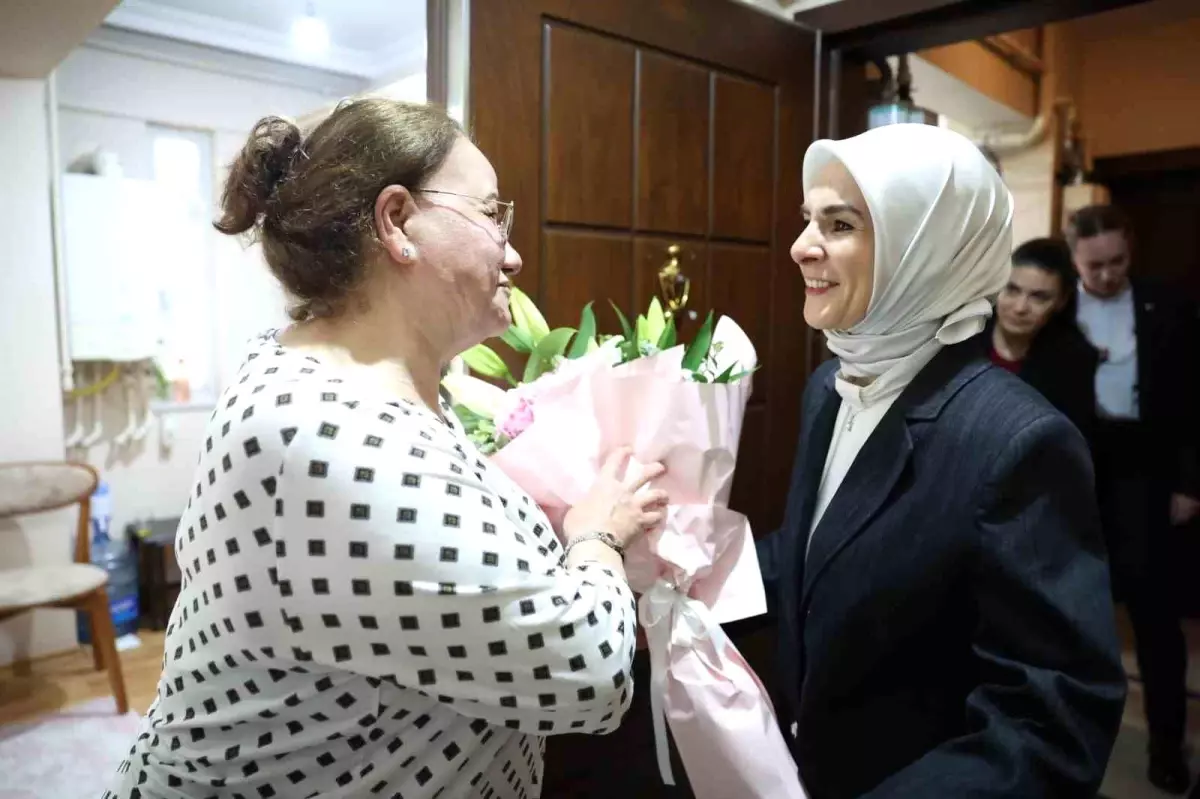 Bakan Göktaş, Gönüllü Anne Nimet Gürel'i Ziyaret Etti