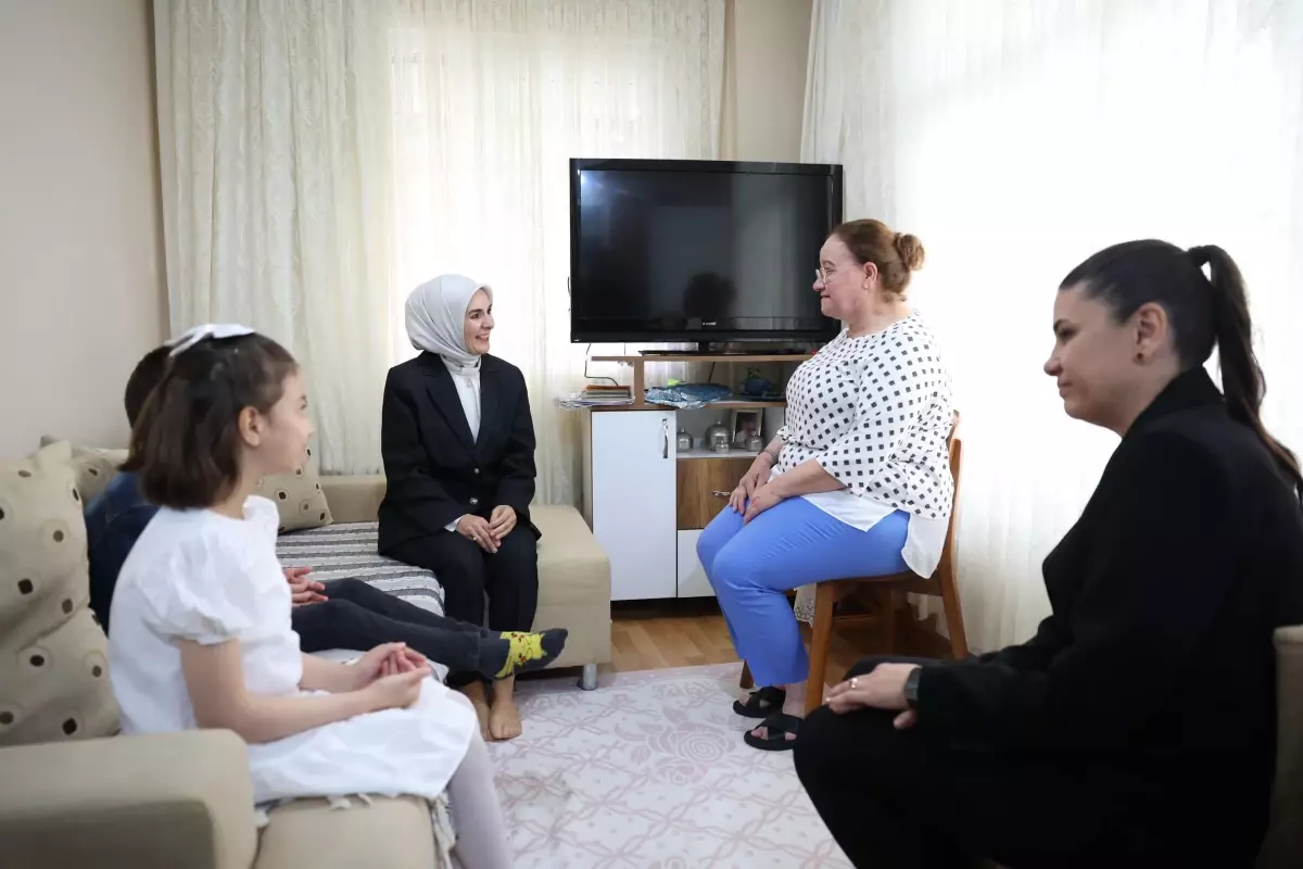Bakan Göktaş, Gönüllü Anne Nimet Gürel'i Ziyaret Etti