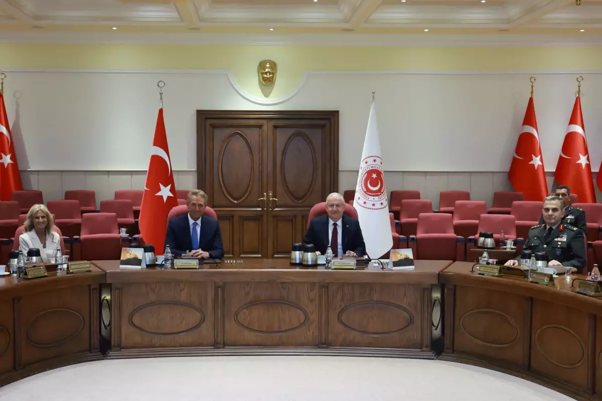 Milli Savunma Bakanı Yaşar Güler, Utah Dünya Ticaret Merkezi Başkanı Jeff Flake'i Kabul Etti