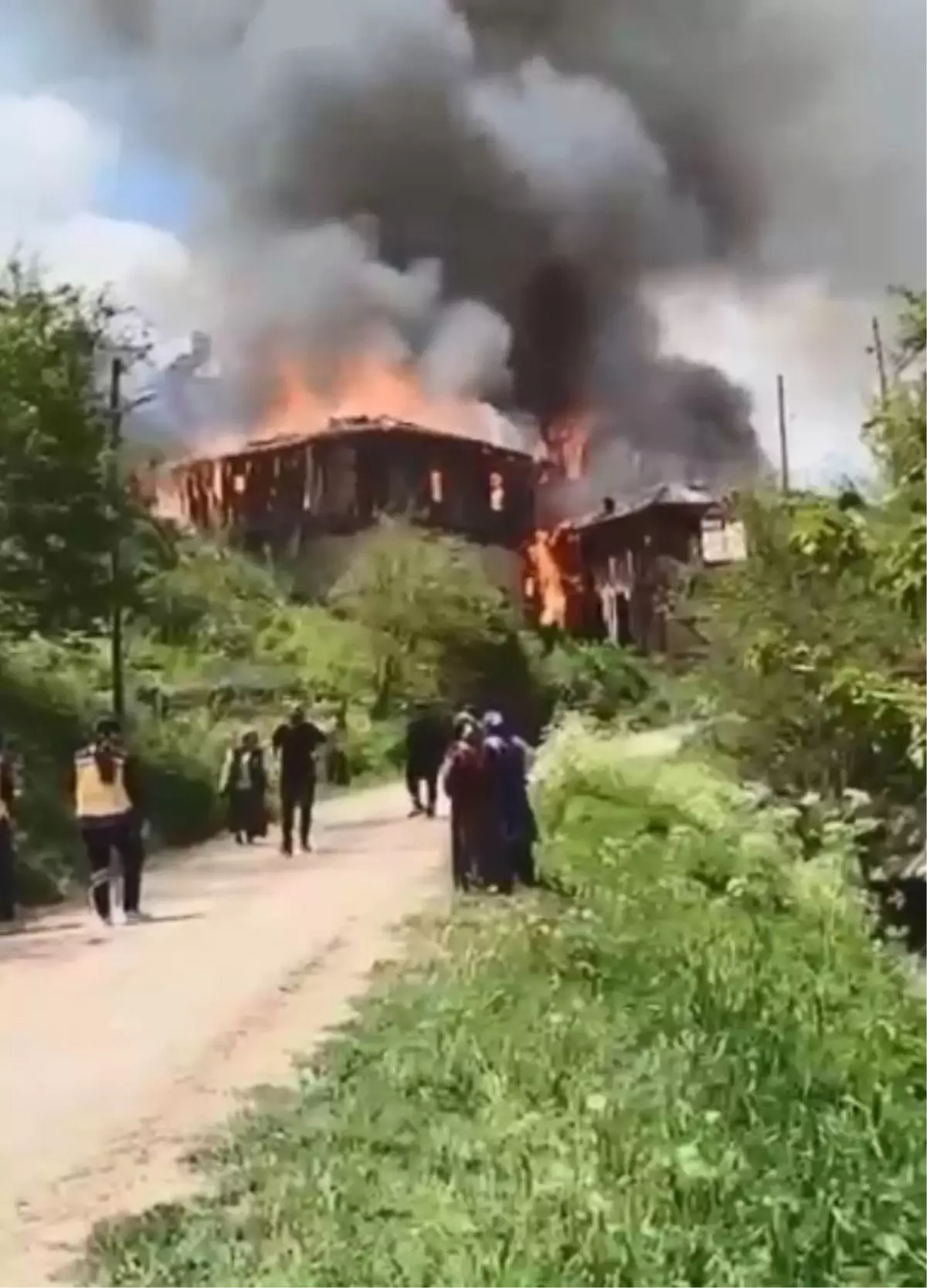 Bolu'da Yangın: Cami ve 2 Ahşap Ev Kullanılamaz Hale Geldi