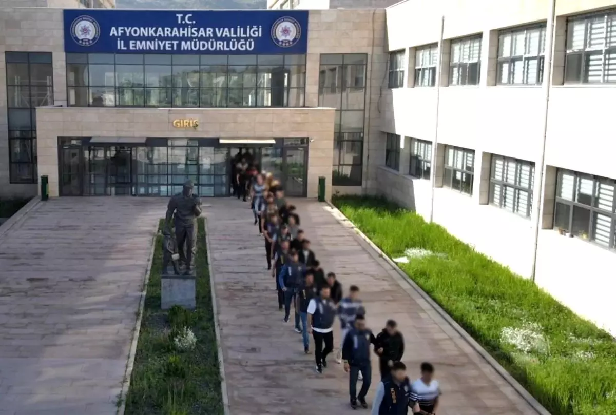 Çete, Banka Hesaplarından 4 Milyar TL Vurgun Yaptı: 30 Gözaltı, 25 Tutuklama