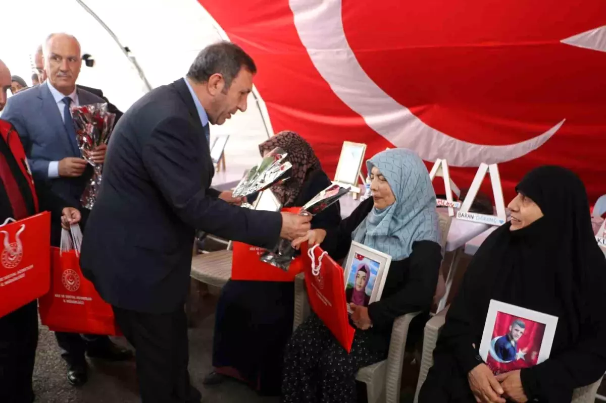 Anneler Günü'nde Evlat Nöbetine Ziyaret