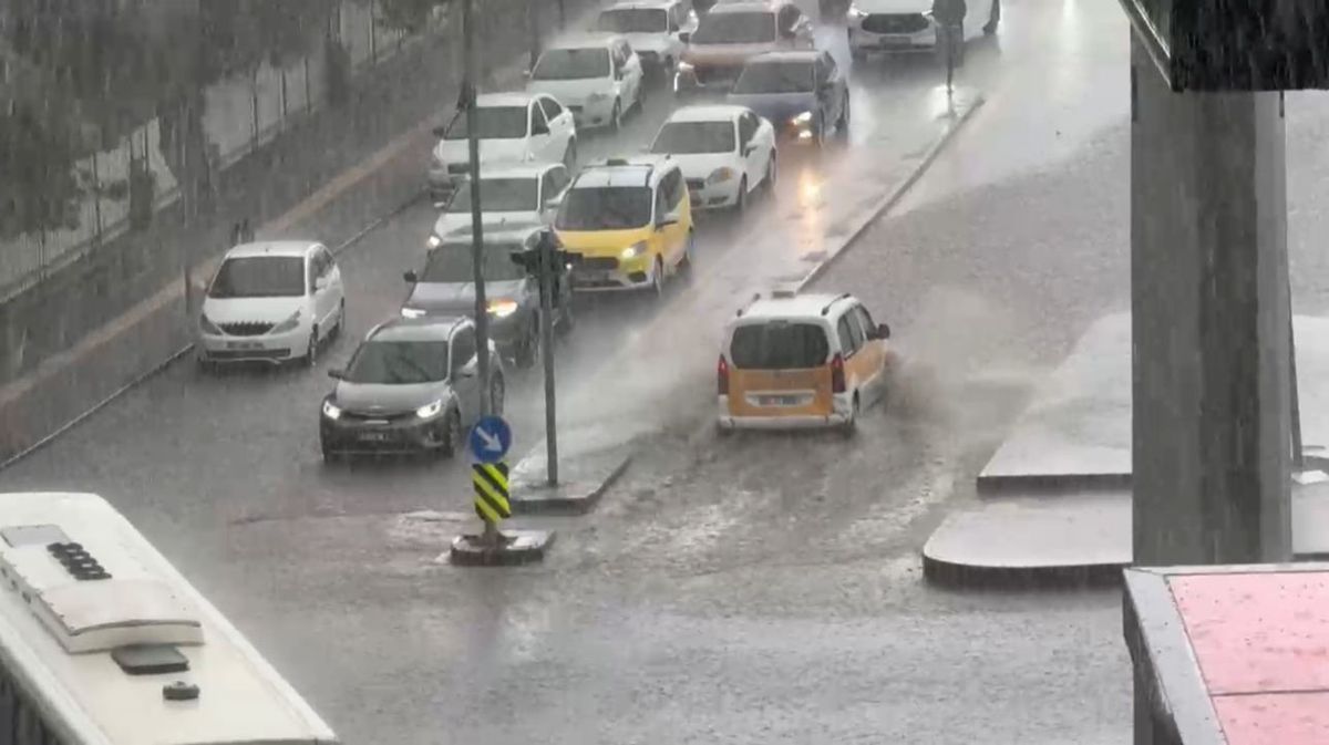 Diyarbakır'da Sağanak ve Dolu Yağışı Hayatı Olumsuz Etkiledi