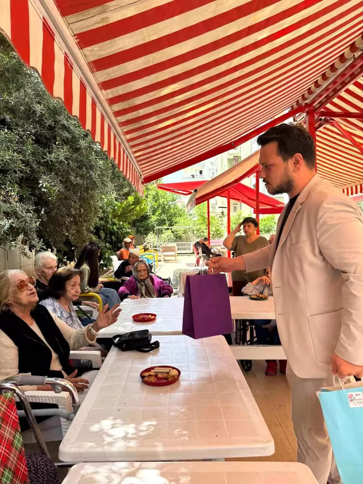 Genç MÜSİAD Antalya, Anneler Günü’nü Huzurevi’nde Kutladı