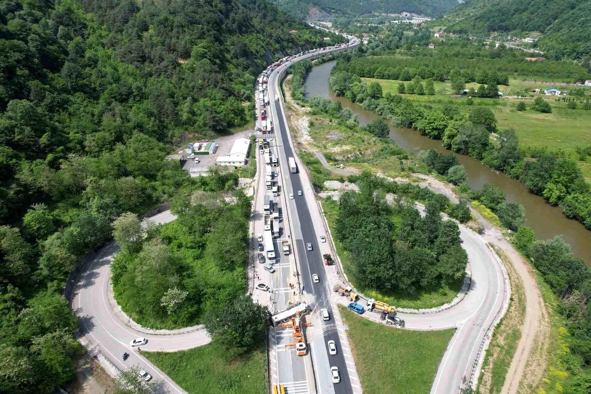 Sakarya-Bilecik D-650 Karayolunda Tır Kazası: Yol Kapandı