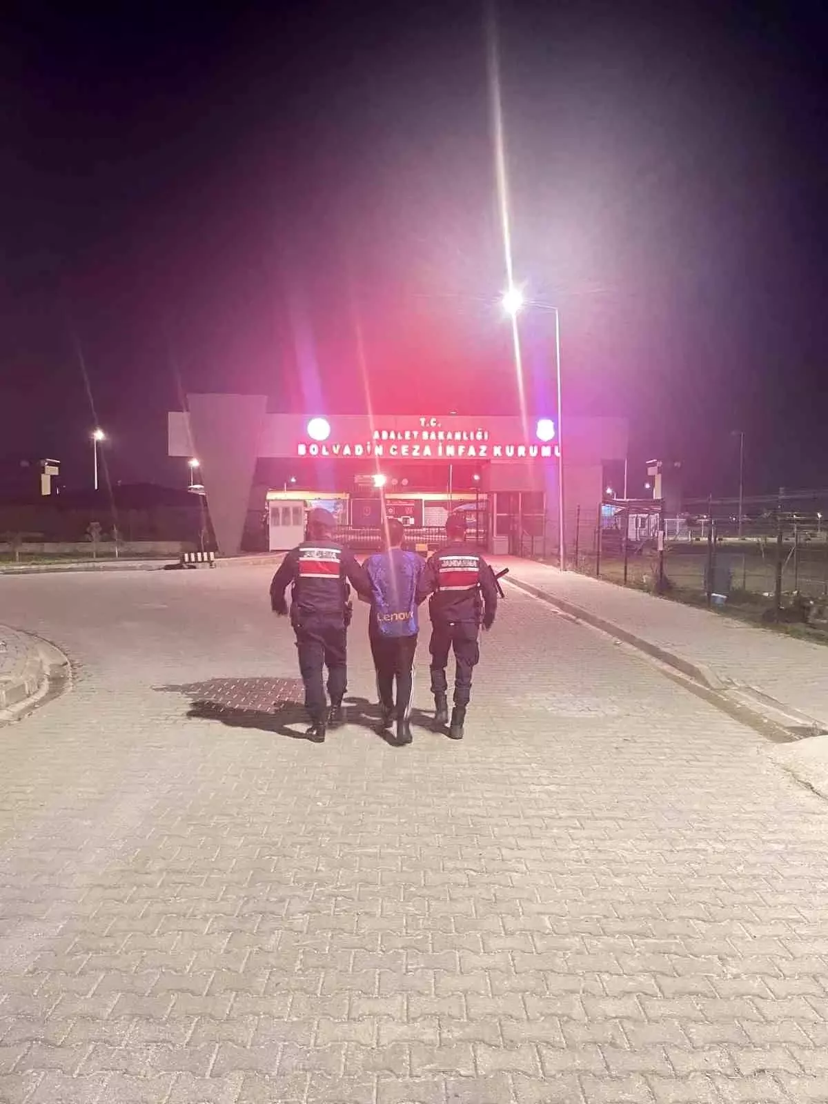 Uyuşturucu ve Hürriyetten Yoksun Kılma Suçundan Aranan Şahıs Yakalandı