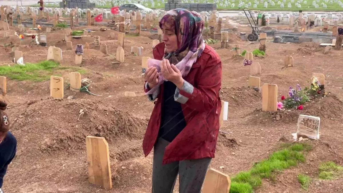 Sivas'ta Vahşi Cinayet: Acılı Anne Çocuklarının Mezarı Başında