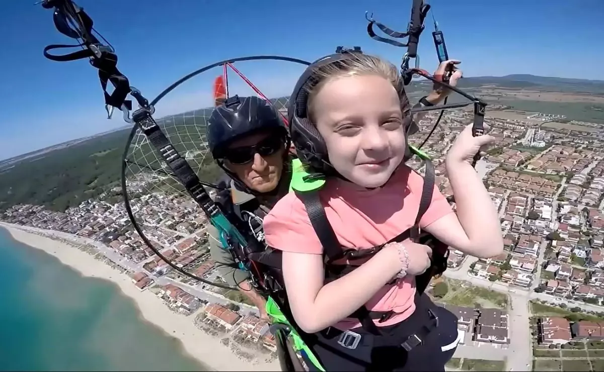 7 Yaşındaki Zeynep Beren, Paramotor ile 200 Metre Yükseklikten İstiklal Marşı Okudu