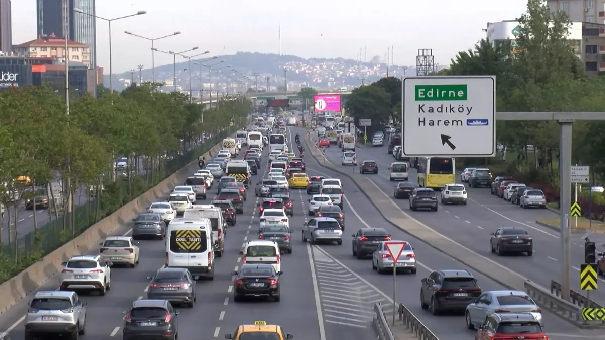 İstanbul'da Haftanın İlk İş Günü Trafik Yoğunluğu Yüzde 62'ye Ulaştı